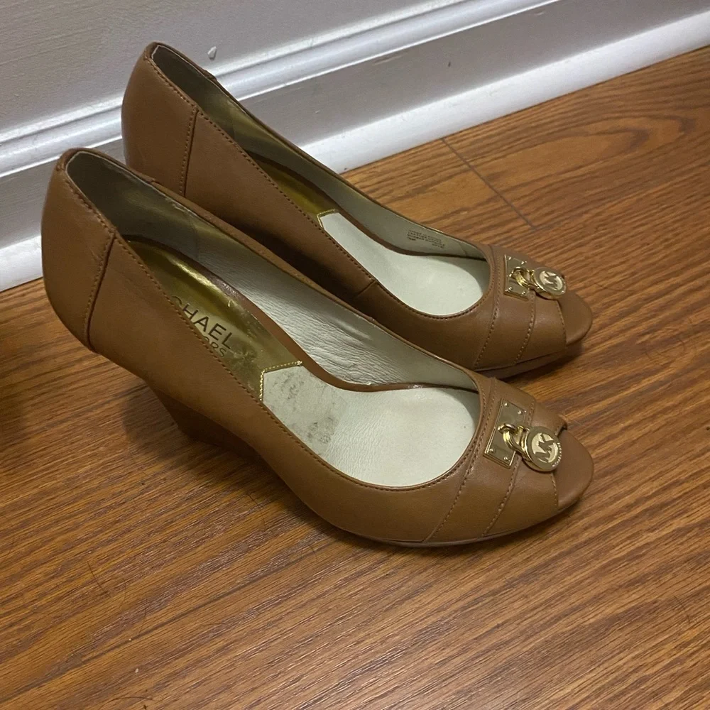 Michael Kors Hamilton Wedges! Size 7 1/2. - Picture 5 of 6